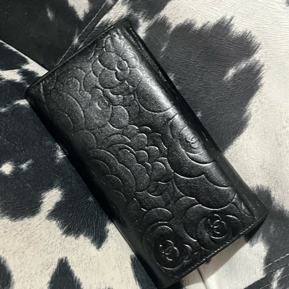 CHANEL Black Leather Floral Camellia Wallet - Picture 5 of 16